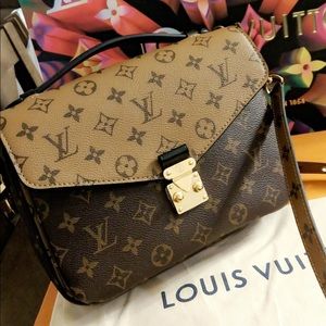 Louis Vuitton Pochette Métis Reverse